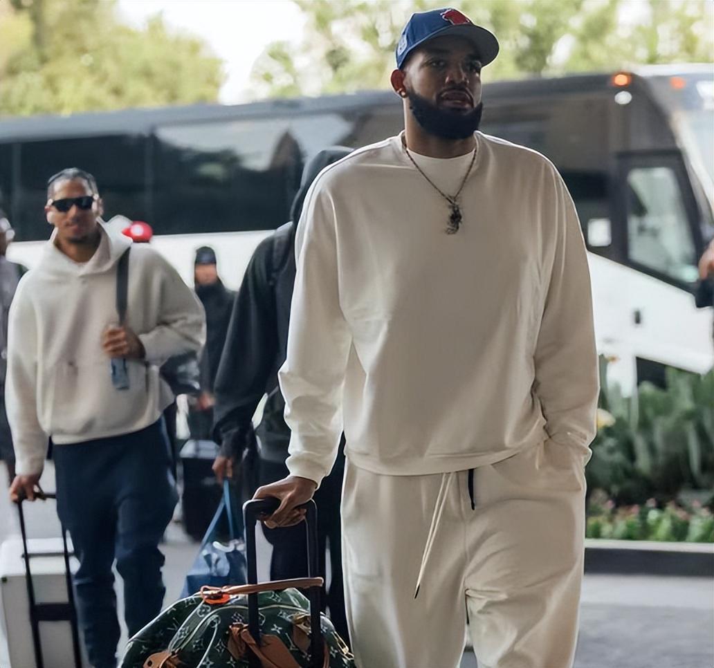 华体会体育app下载-NBA总决赛时间出炉！尼克斯抵达圣安东尼奥，马刺主场搭建完成